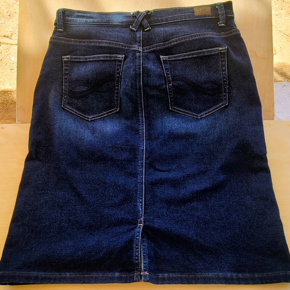 LEE...Dark Blue Denim Skirt - Picture 5 of 7